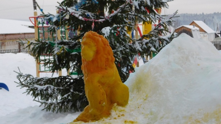 Снегурочки, башни из покрышек и снежные собаки: смотрите коллекцию веселых фотографий с прикамских улиц