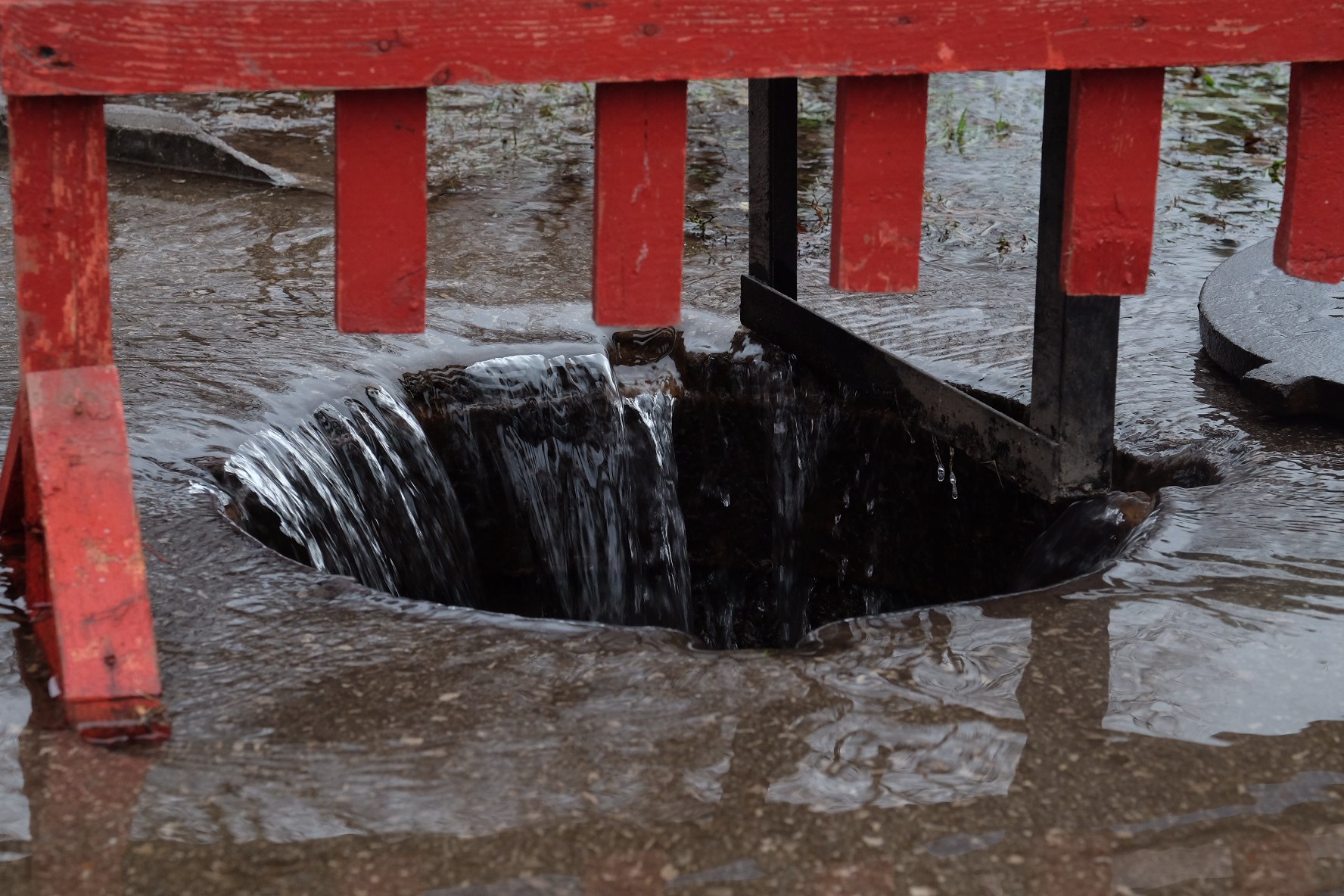Воду с территории ПГНИУ сейчас откачивают Воду с территории ПГНИУ сейчас откачивают