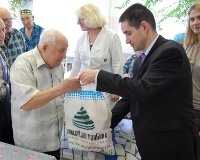 ИнвестКапиталБанк вручил подарки ветеранам ко Дню Победы