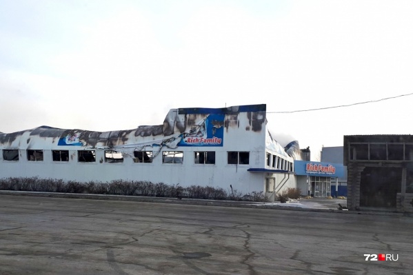 Вот так выглядит магазин игрушек в эти минуты. По предварительным данным, восстановлению здание не подлежит Вот так выглядит магазин игрушек в эти минуты. По предварительным данным, восстановлению здание не подлежит