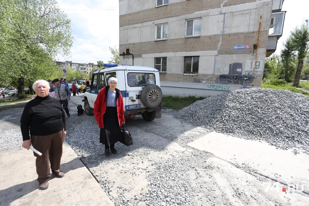 Жители вызывают полицию, как только во дворе появляются рабочие Жители вызывают полицию, как только во дворе появляются рабочие