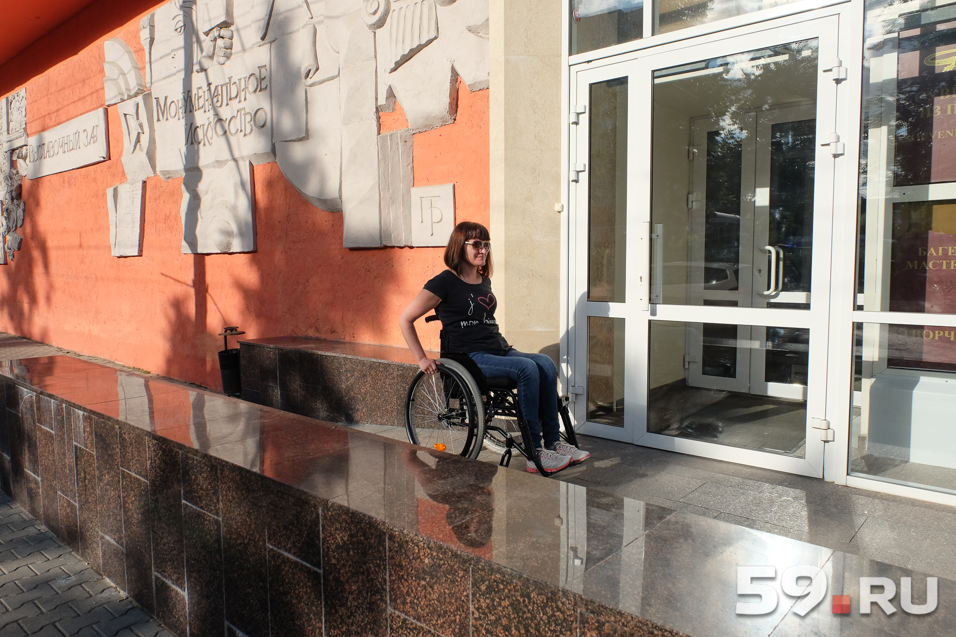 Пандус в Центральный выставочный зал достаточно крутой, но все же по нему возможно заехать Пандус в Центральный выставочный зал достаточно крутой, но все же по нему возможно заехать