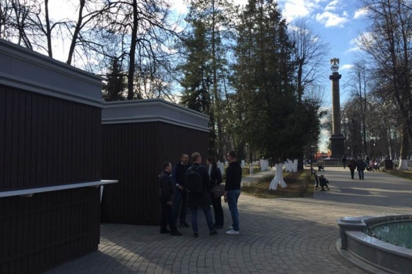 Расстояние между киосками всего пара метров Расстояние между киосками всего пара метров