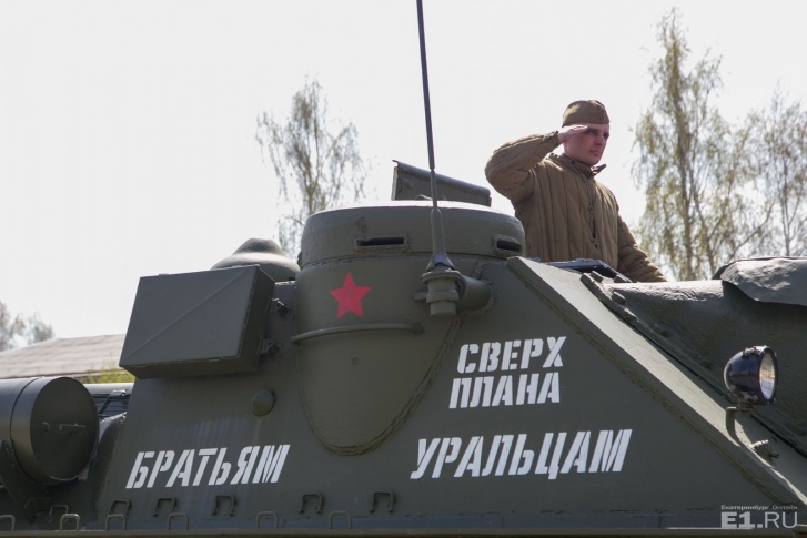 Фишка пышминского парада -техника времен войны.
Фишка пышминского парада -техника времен войны.