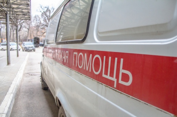 На дороге во дворе остались следы крови после нападения На дороге во дворе остались следы крови после нападения