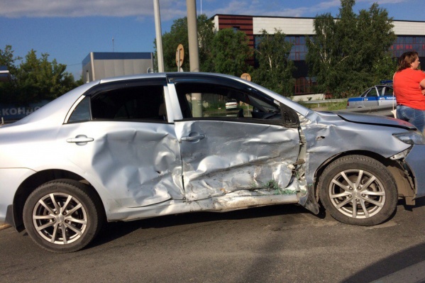 У дома №207а столкнулись Toyota Corolla и Mitsubishi У дома №207а столкнулись Toyota Corolla и Mitsubishi