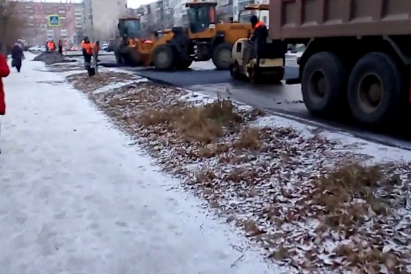Дорожники выполняли работы, несмотря на влажную погоду Дорожники выполняли работы, несмотря на влажную погоду