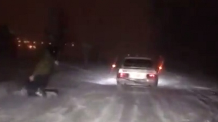 Волгоградские экстремалы устроили лихую езду на сноуборде за машиной