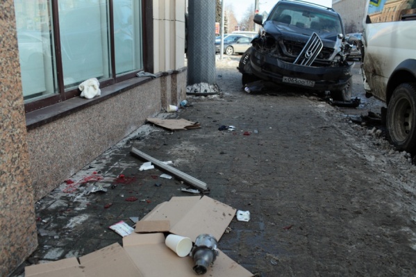 Водитель Lexus влетел прямо в толпу Водитель Lexus влетел прямо в толпу