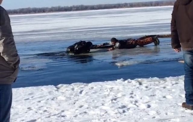 В Самаре на Волге рыбаки спасли провалившегося под лед мужчину