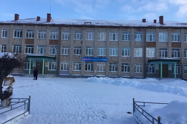 В школе дрожали стекла и непроизвольно открывались двери В школе дрожали стекла и непроизвольно открывались двери