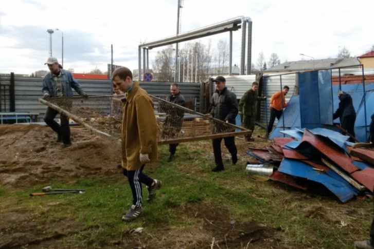 В первый день разобрали хозяйственный мусор на территории у здания школы В первый день разобрали хозяйственный мусор на территории у здания школы