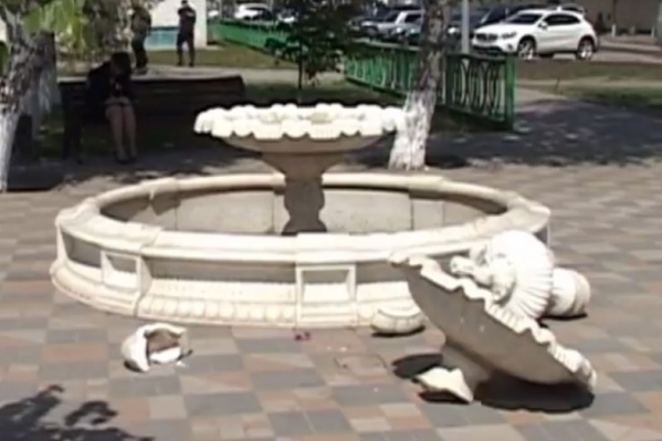 От красивого фонтана остались только чаша и нижний ярус От красивого фонтана остались только чаша и нижний ярус