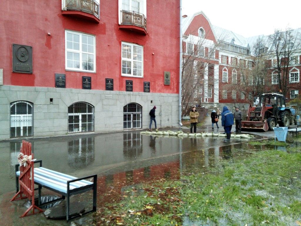 Вода уже подобралась к историческому корпусу Вода уже подобралась к историческому корпусу