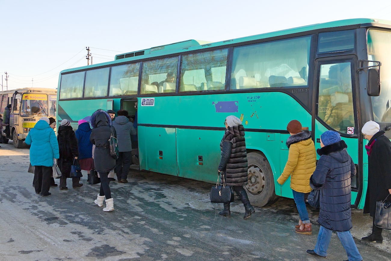 Для пожилых садоводов, которые не могли сами приехать, председатели СНТ заказали автобусы Для пожилых садоводов, которые не могли сами приехать, председатели СНТ заказали автобусы
