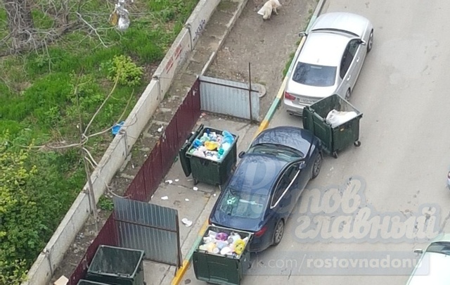 Ростовские коммунальщики отомстили за парковку, забаррикадировав машину жбанами с мусором