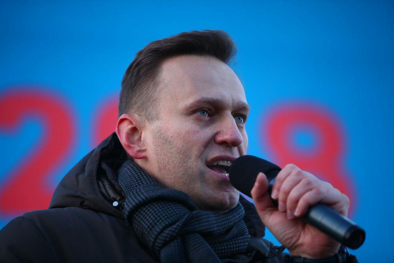 Несмотря на холодную погоду, Навальный вышел на сцену без шапки