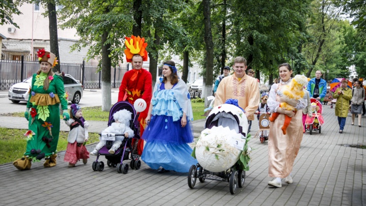 Снежная королева и конь в яблоках: в Ярославле прошло детское костюмированное шествие