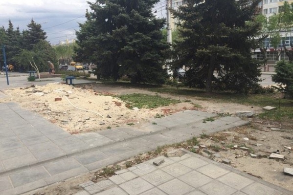 После себя представители малого бизнеса оставили горы мусора и обломков После себя представители малого бизнеса оставили горы мусора и обломков