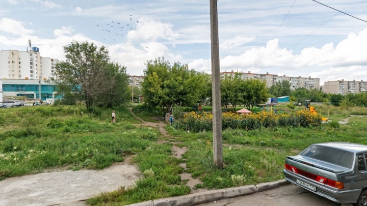 «Встанем всеми жителями»: в Челябинске хотели перекопать двор, благоустроенный в 2017 году