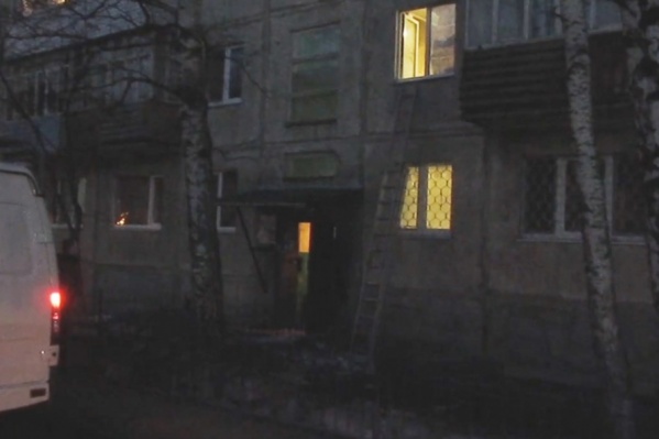 Следователи выясняют, что произошло в квартире и почему дети остались одни Следователи выясняют, что произошло в квартире и почему дети остались одни