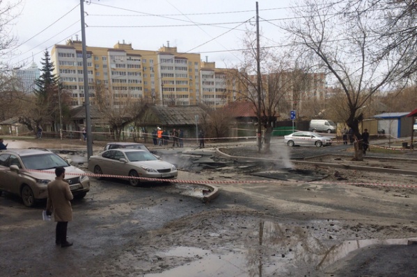 Пар от горячего фонтана окутал несколько домов. Пар от горячего фонтана окутал несколько домов.