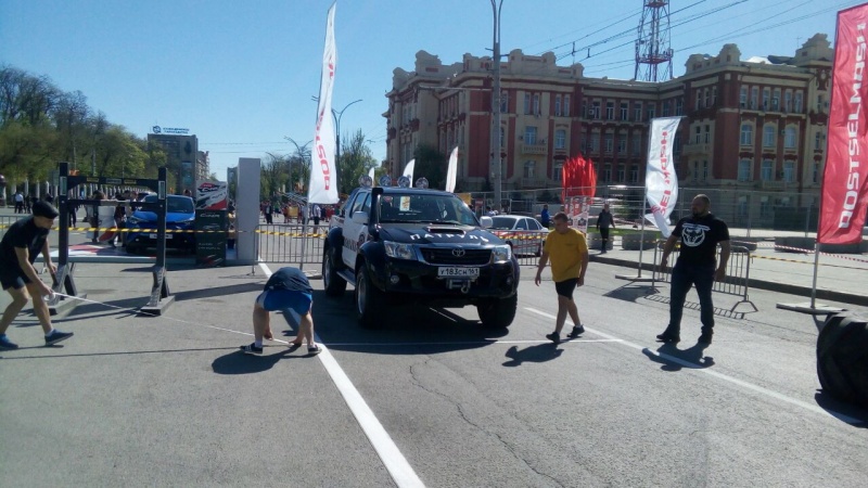 На Театральной площади состязаются силачи На Театральной площади состязаются силачи