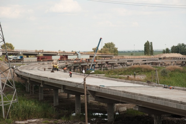 Построено пять опор будущего разворотного путепровода на третьем километре автодороги A-135 Построено пять опор будущего разворотного путепровода на третьем километре автодороги A-135