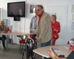 В Ростове «АльфаСтрахование» подарила своему клиенту велосипед