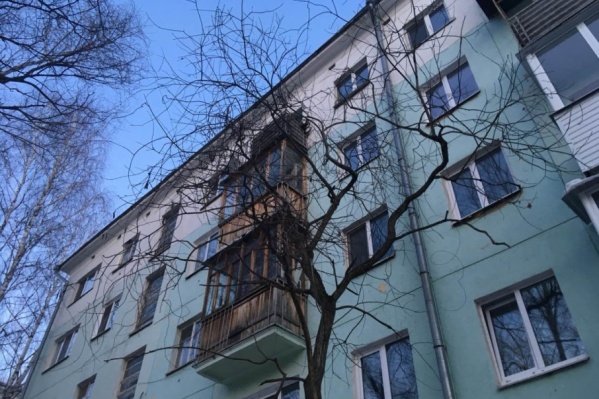 По предварительным данным, глыба льда упала с 4 или 5 этажа с козырька балкона По предварительным данным, глыба льда упала с 4 или 5 этажа с козырька балкона