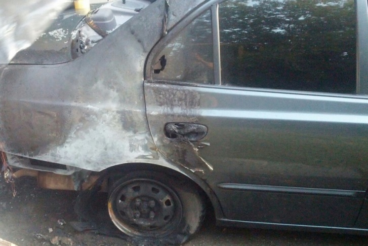 На северо-западе Челябинска ночью сгорели Hyundai Accent и Иж «Ода»