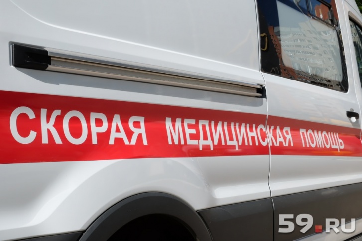 Врач скорой помощи затащил ребенка в квартиру через окно Врач скорой помощи затащил ребенка в квартиру через окно