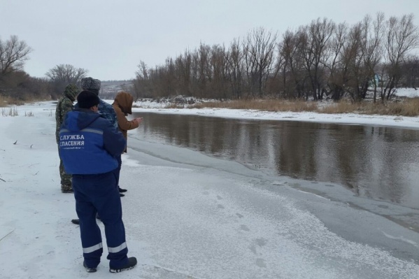 Дно реки обследуют водолазы Дно реки обследуют водолазы