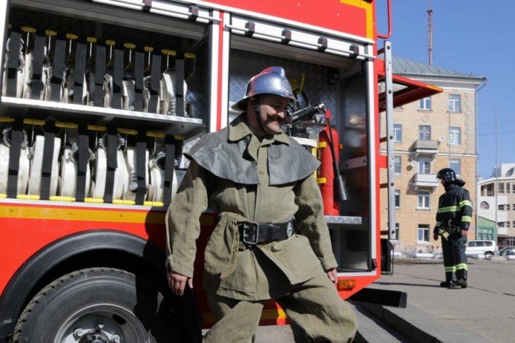 Специально рядом с техникой в пожарных костюмах разных эпох находятся действующие сотрудники МЧС России, с ними можно (и нужно!) будет сфотографироваться Специально рядом с техникой в пожарных костюмах разных эпох находятся действующие сотрудники МЧС России, с ними можно (и нужно!) будет сфотографироваться
