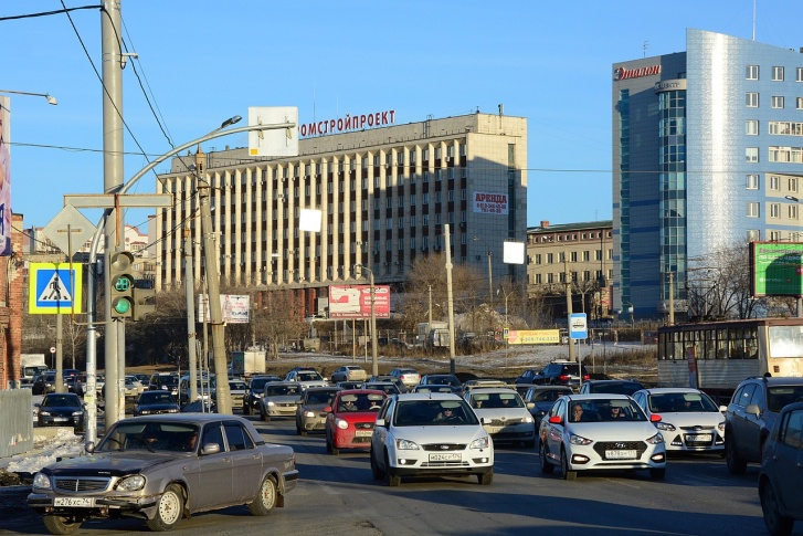 Проверка внимательности: найдите на снимке камеру видеофиксации нарушений. Перекресток пр. Победы и ул. Чайковского Проверка внимательности: найдите на снимке камеру видеофиксации нарушений. Перекресток пр. Победы и ул. Чайковского