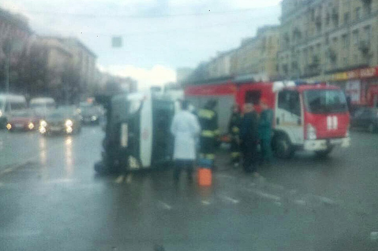 На место прибыли экстренные службы На место прибыли экстренные службы