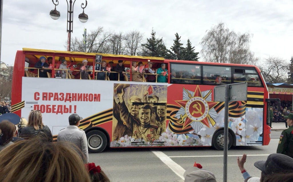 Разве можно удержаться, чтобы не помахать в ответ! Небо блёклое, но пока ни одного намёка на обещанный дождь Разве можно удержаться, чтобы не помахать в ответ! Небо блёклое, но пока ни одного намёка на обещанный дождь