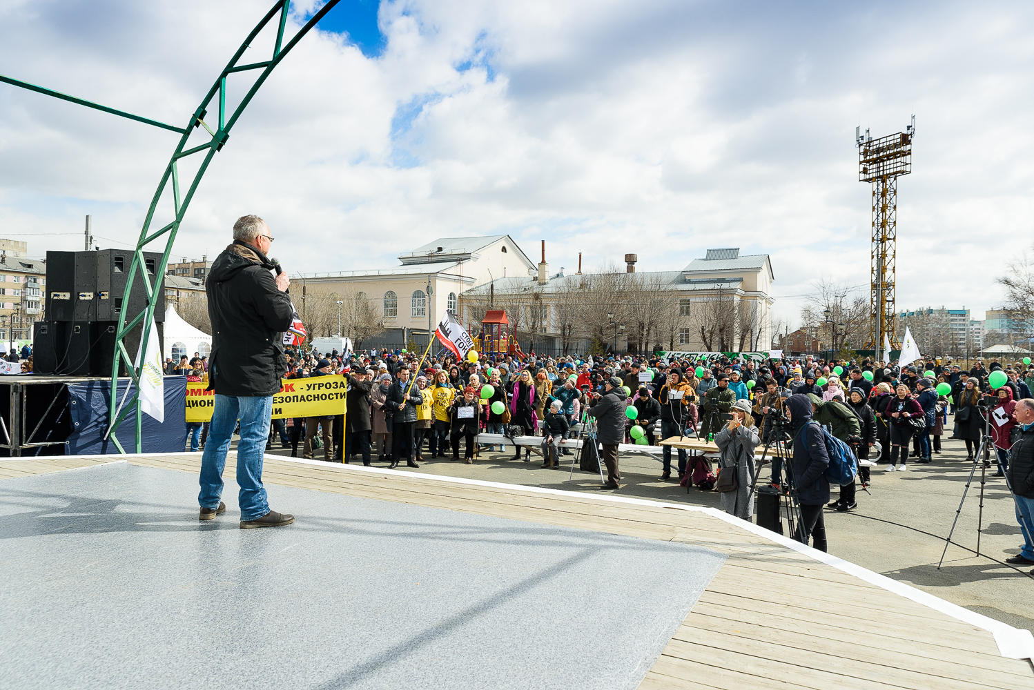 По предварительным оценкам, на митинг пришли около 1,5 тысяч человек По предварительным оценкам, на митинг пришли около 1,5 тысяч человек
