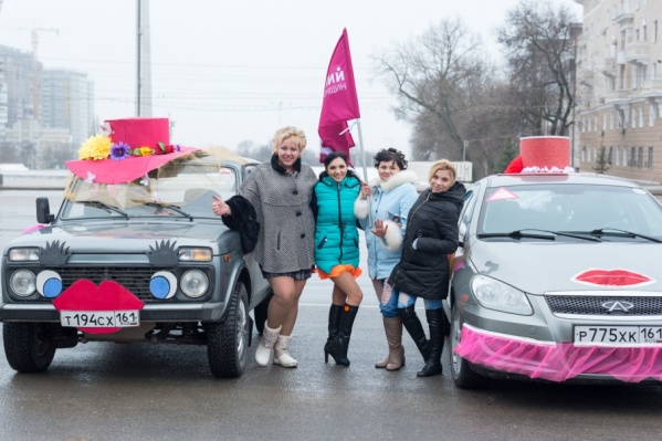 Участницы с помощью цветов, ткани и бумаги превратили машины в торт и шляпку Участницы с помощью цветов, ткани и бумаги превратили машины в торт и шляпку