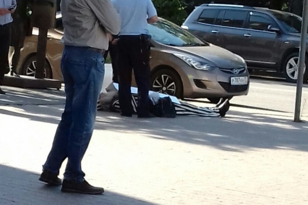 Мужчина лежал на асфальте у главпочтамта в арестантском костюме Мужчина лежал на асфальте у главпочтамта в арестантском костюме