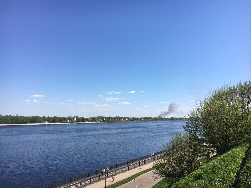 Столб дыма с Клубной улицы видно из центра города и других районов Столб дыма с Клубной улицы видно из центра города и других районов