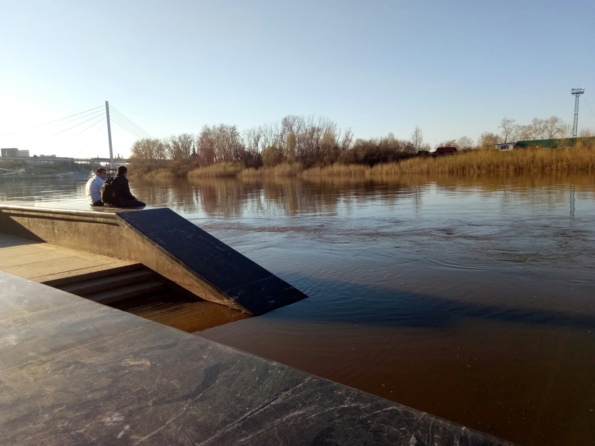 Ситуация с уровнем воды не критичная, но основание набережной может размыть речными водами Ситуация с уровнем воды не критичная, но основание набережной может размыть речными водами