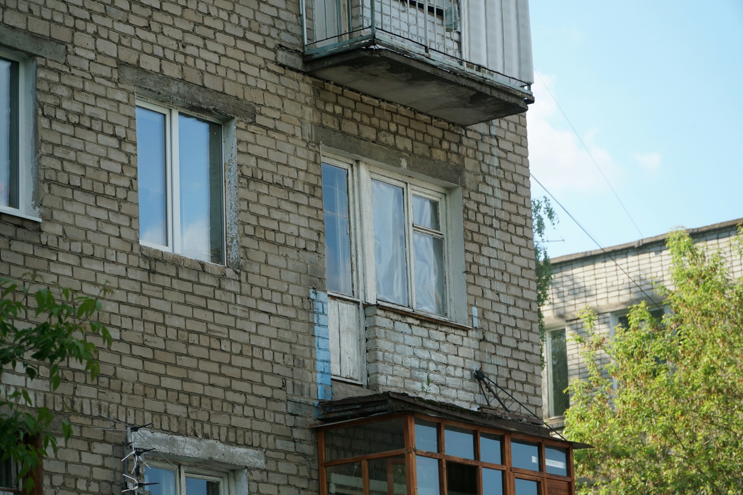 По словам людей, мужчина оперся на перила балкона и упал вместе с ними вниз По словам людей, мужчина оперся на перила балкона и упал вместе с ними вниз
