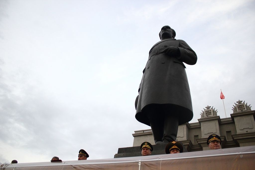 Место у подножия памятника Куйбышеву — своего рода президиум на крупных городских мероприятиях Место у подножия памятника Куйбышеву — своего рода президиум на крупных городских мероприятиях