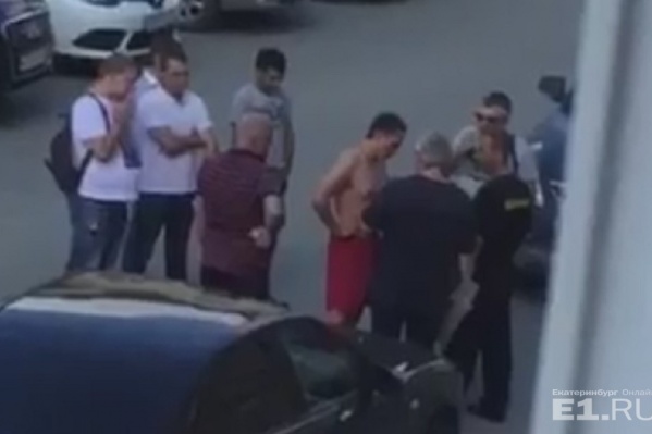 Один из жильцов снял разборки в ЖК "Западный" на видео.
Один из жильцов снял разборки в ЖК "Западный" на видео.