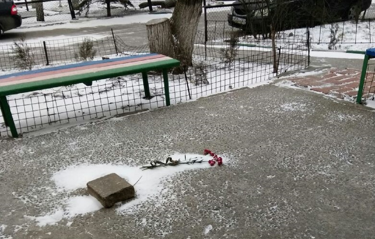 Место трагедии во дворе батайской многоэтажки Место трагедии во дворе батайской многоэтажки