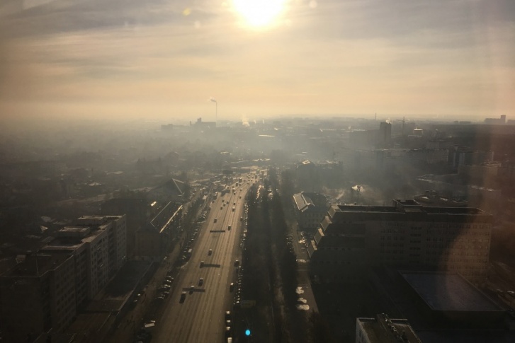 Челябинск спрятался в едкой серо-жёлтой дымке