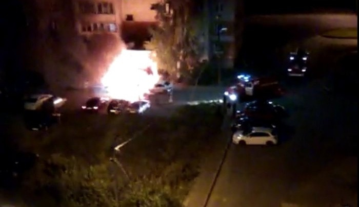 Ночной пожар в Рыбинске: во дворе дома сгорели два автомобиля