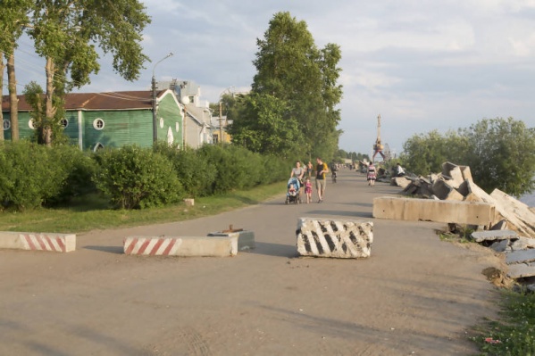 Скоро здесь будут скамейки, клумбы, переходы и хорошие спуски к воде Скоро здесь будут скамейки, клумбы, переходы и хорошие спуски к воде