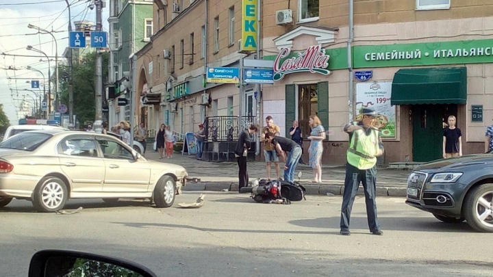 В Перми на пересечении Компроса и Революции иномарка столкнулась со скутером